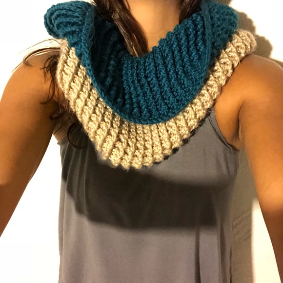 Cable knit infinity two-toned scarf - Picture 1 of 3